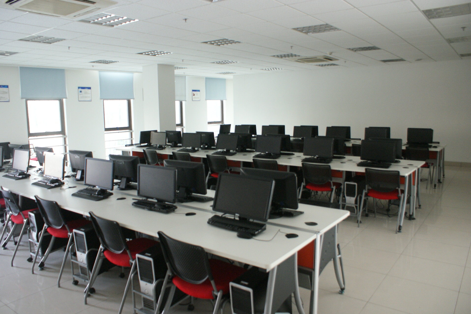 安博昆山电脑培训室 专业计算机系统服务培训基地